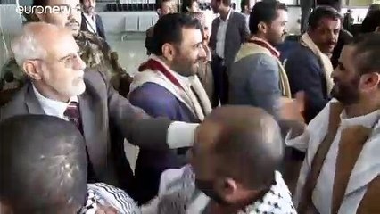 شاهد: لحظة وصول 128 أسيراً من الحوثيين إلى صنعاء عائدين من السعودية