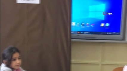 Minik öğrenciler sandık başına gittiler