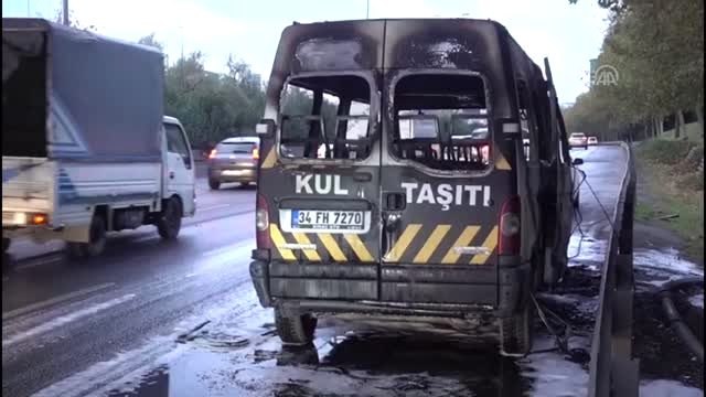 Esenler'de yangın çıkan servis minibüsü kullanılamaz hale geldi