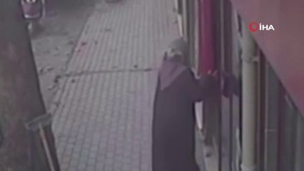 Yaşlı kadının bayrak sevgisi