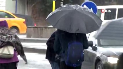 Taksim'de rüzgar vatandaşlara zor anlar yaşattı