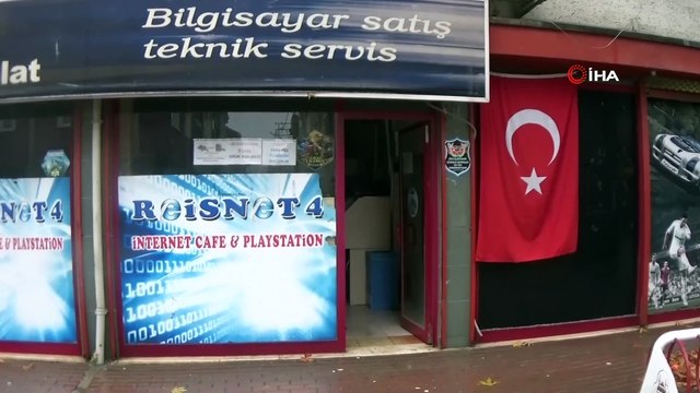 Yaşlı kadının bayrak sevgisi herkesi duygulandırdı...Yoldan geçerken gördüğü bayrağı böyle öptü