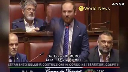 برلماني يطلب الزواج من حبيبته في مكان غير متوقع