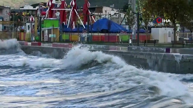 Lodos sebebiyle Edremit Körfezi'nde dev dalgalar oluştu