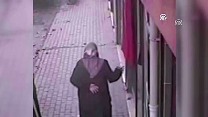 Kafede asılı Türk bayrağını öperek alnına koydu