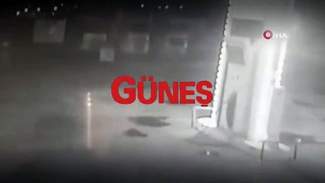 Yayaya çarpan sürücü araç hasarına bakmak için böyle durdu