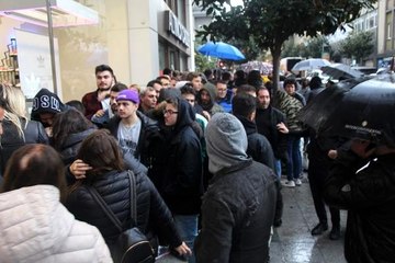 Bin liralık indirim için yağmura aldırış etmeden saatlerce sıra beklediler