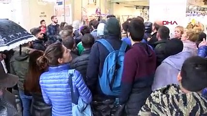 Fiyatı 1.500 liraya inen ayakkabı için saatlerce sırada beklediler
