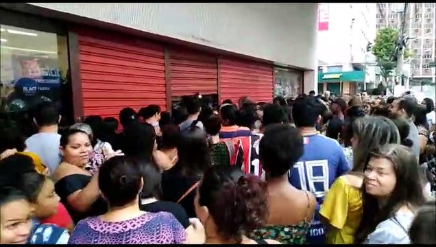 Consumidores fazem fila gigante para aproveitar ofertas da Black Friday