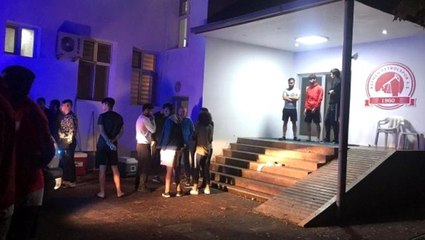 Demir ve sopalarla tesis bastılar