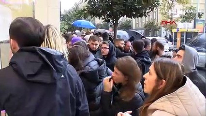 Yağmur altında saatlerce bin 500 liraya ayakkabı almak için beklediler!