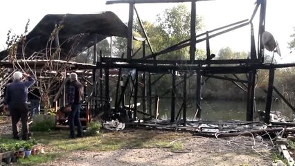 Antalya'da 3 sürat teknesiyle 2 çardak yandı