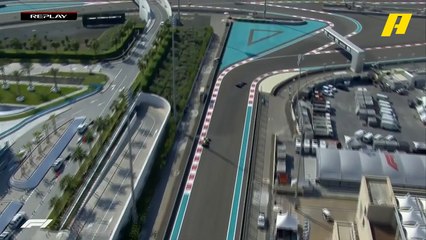 الدخان يتصاعد من سيارة ريكاردو والنيران أيضا