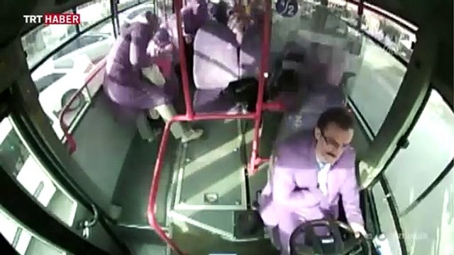 Erzincan'da halk otobüsü şoförü nefes alamayan bebeği hastaneye ulaştırdı