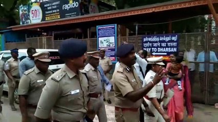 மதுரை மீனாட்சி அம்மன் கோவிலுக்கு வெடிகுண்டு மிரட்டல் வந்ததன் எதிரொலியாக அங்கு பாதுகாப்பு அதிகரிக்கப்பட்டுள்ளது.