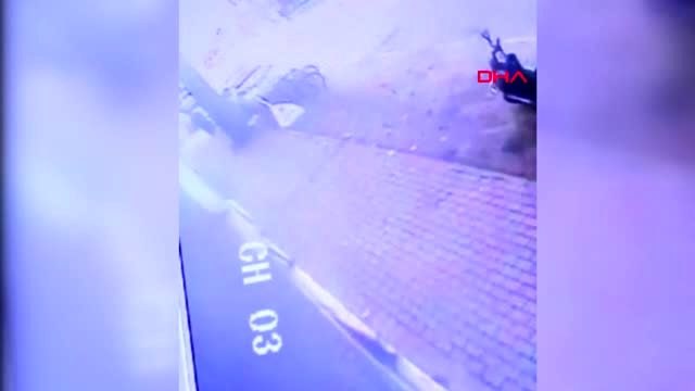 İşyeri önünde asılı türk bayrağını öpüp alnına koyan yaşlı kadın duygulandırdı-ek