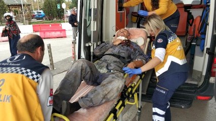 Odun keserken kendi boğazını kesti