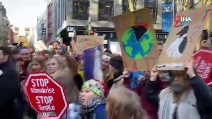 Almanya'da öğrenciler iklim için sokağa döküldü