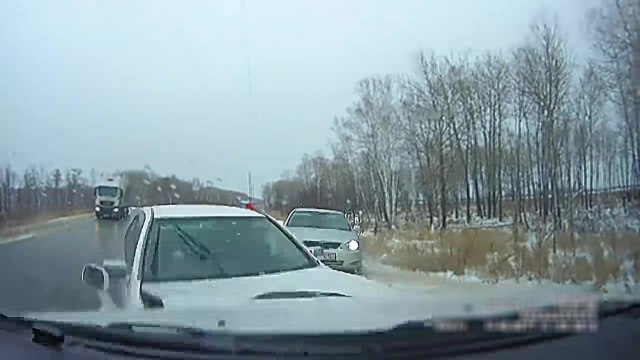 Plusieurs voitures s'explosent au même endroit à cause d'une route verglacée