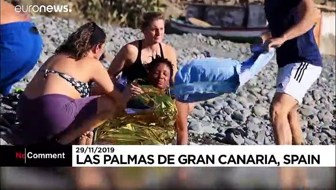 Beim Sonnen von Migranten überrascht: Touristen helfen