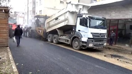 Alt yapısı tamamlanan yolları asfaltlama devam ediyor