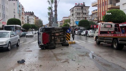 Takla atan araçtan burunları bile kanamadan çıktılar...Kaza anı kamerada
