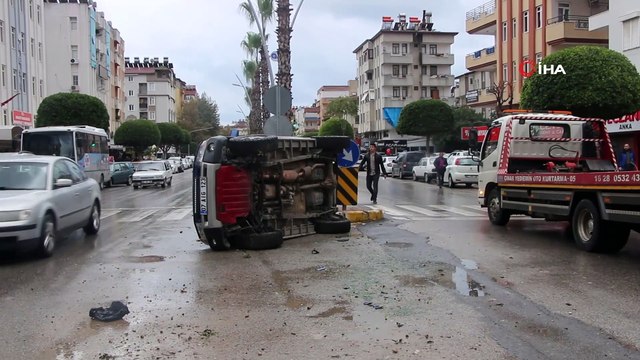 Takla atan araçtan burunları bile kanamadan çıktılar...Kaza anı kamerada