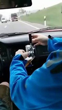 Vous n'allez pas le croire mais cette voiture sert de la bière