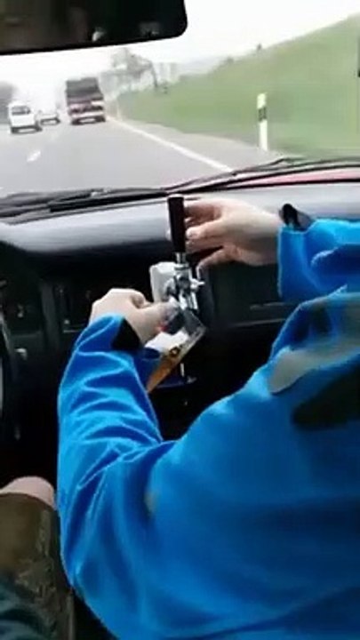 Vous n'allez pas le croire mais cette voiture sert de la bière