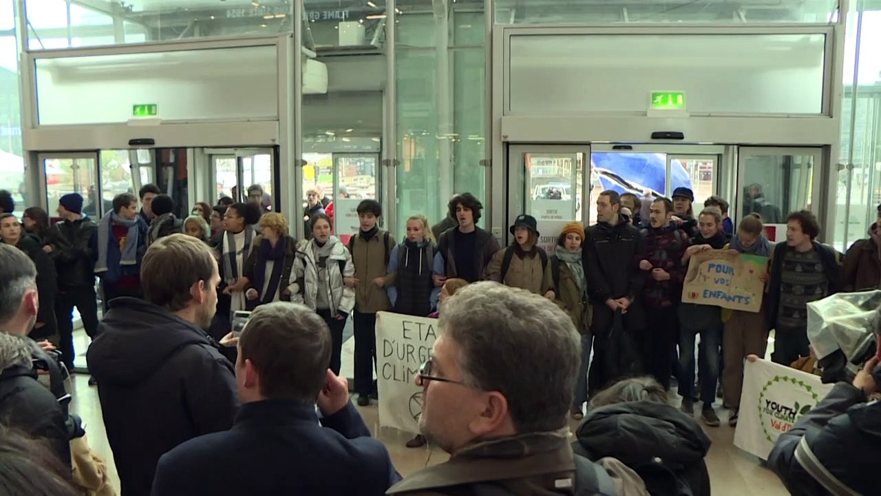 "Block Friday": action de militants écologistes au centre commercial de La Défense