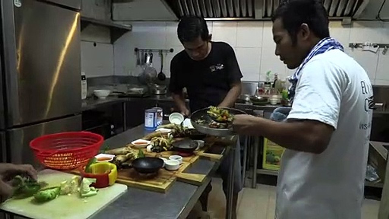 مطعم يقدم أطباقا بالحشرات يحقق نجاحا كبيرا في كمبوديا