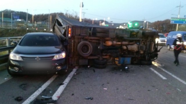 인천에서 1톤 트럭 등 3대 잇따라 추돌...2명 부상 / YTN