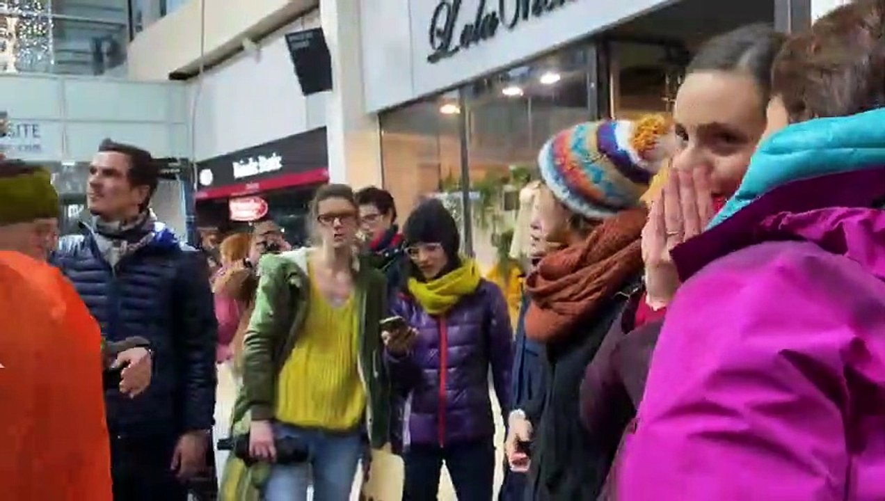 L'hymne d'Extinction Rebellion  (WR) chanté au centre commercial Courier d'Annecy