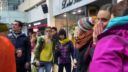 L'hymne d'Extinction Rebellion  (WR) chanté au centre commercial Courier d'Annecy