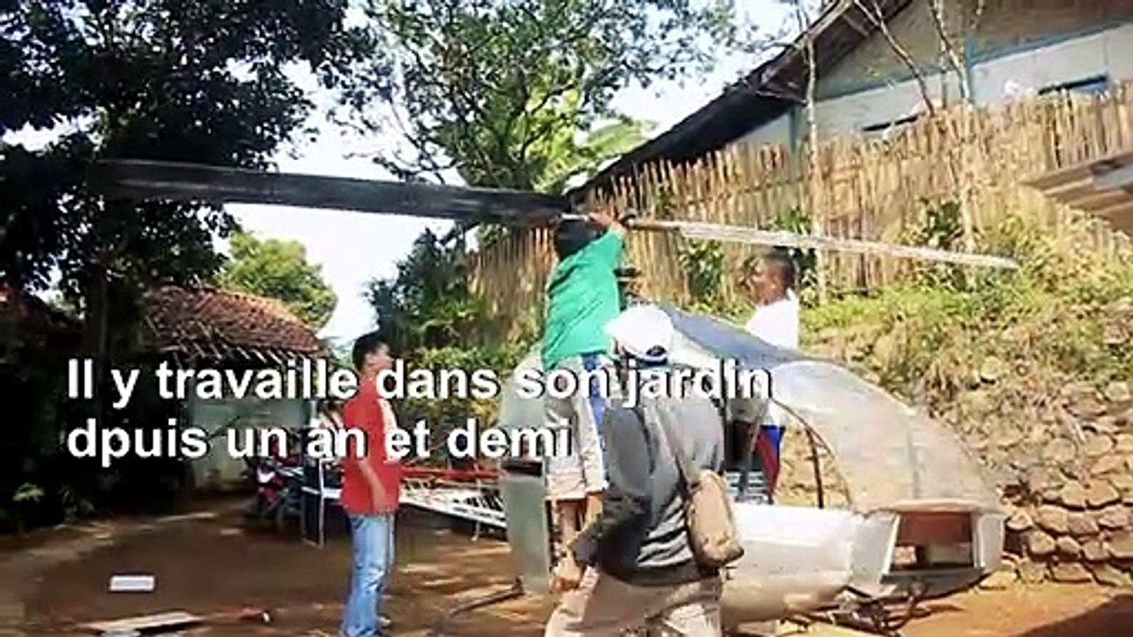 Un Indonésien construit un hélicoptère de bric et de broc