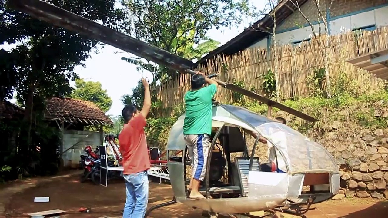 Un Indonésien construit un hélicoptère de bric et de broc