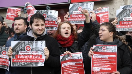 Flashmob vor der SPÖ-Zentrale: "Es ist eine Riesen-Schweinerei"