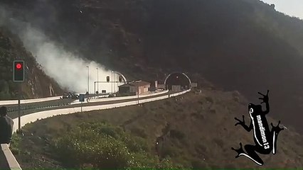 "Está saliendo mucho humo": se incendio un vehículo dentro del túnel de El Bicho