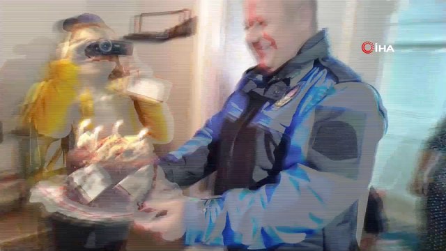 Engelli genç kıza polislerden doğum günü sürprizi