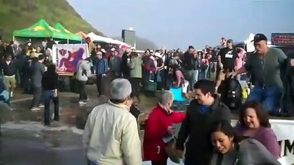 Evènement à la plage : une vague emporte tout !