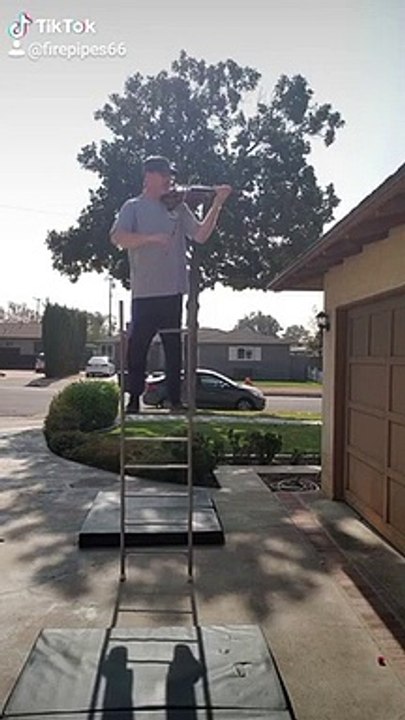 En équilibre sur une échelle il joue du violon !