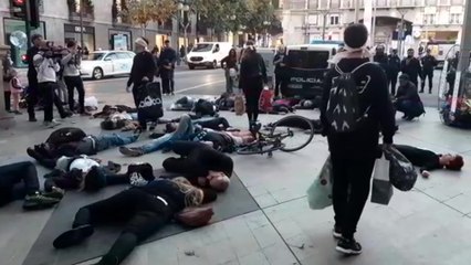 Una 'performance' denuncia el "consumismo" del Black Friday