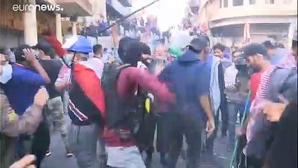 شاهد: العراقيون يحرقون علم إيران ويفرحون بإعلان عبد المهدي تقديم استقالته للبرلمان
