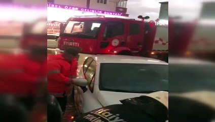 Otomobilde kedi kurtarma operasyonu