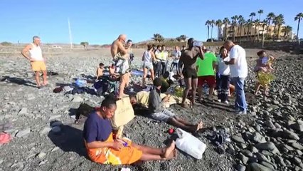 Download Video: Llega una patera con 24 migrantes a la playa de Bahía Feliz en Gran Canaria