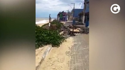 Erosão em praia de Itapemirim destrói parte de rua