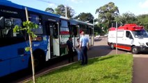 Carro e ônibus coletivo batem na Avenida Tancredo Neves