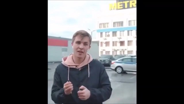 Il jette un pétard dans une voiture de police ! Mauvaise idée