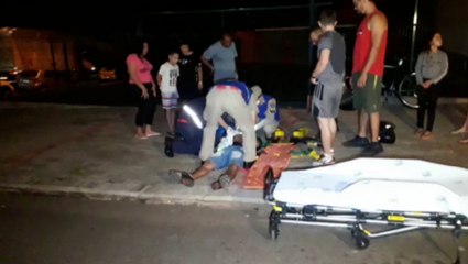 Ciclista fica ferido após bater contra carro estacionado