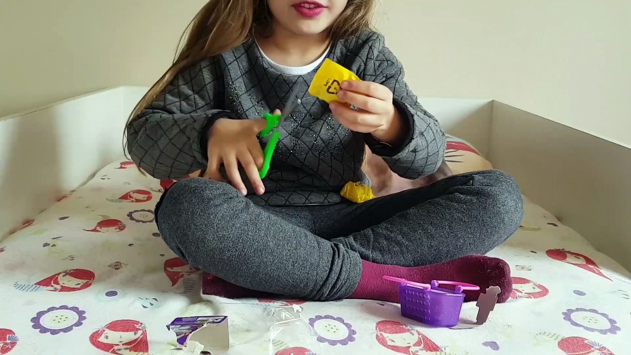 Sophia, Isabella e Alice Abrindo Brinquedos Disney - Abrindo shopkins